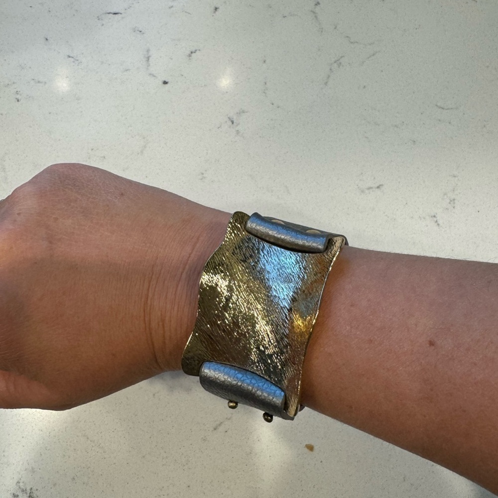 Cuff bracelet Modern faux leather and gold - Picture 7 of 11